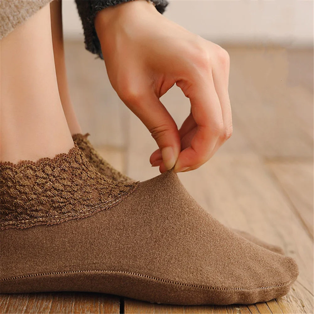 Șosete cu dantelă – model galben cu talpă antiderapantă